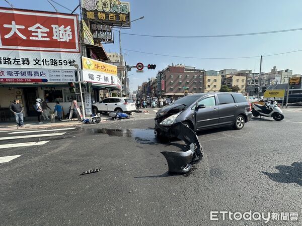 ▲▼轉彎搶快!休旅車遭90度撞飛 「保齡球式」擊落待轉3騎士。(圖/記者許宥孺翻攝)
