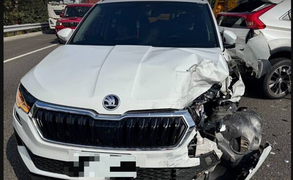 ▲國道埤頭鄉路段發生4車連環追撞釀3傷。(圖/國道警方及消防提供)