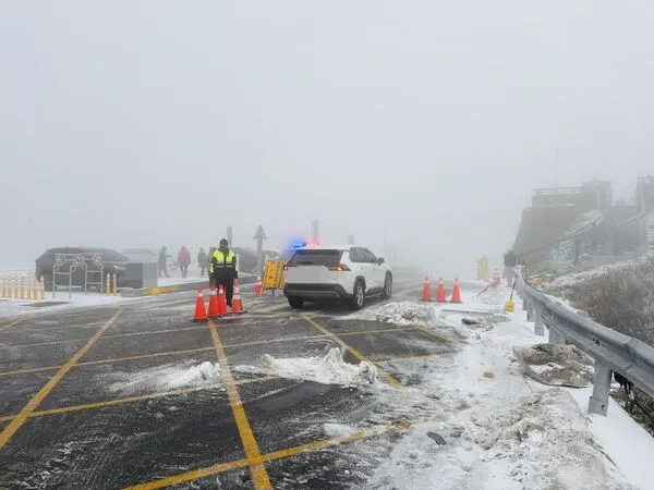 ▲警察小姐姐辛苦執勤。(圖/翻攝自臉書/中橫路況交通資訊站)