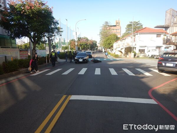 ▲▼台中男子遭機車撞倒在地。(圖/民眾提供,下同)
