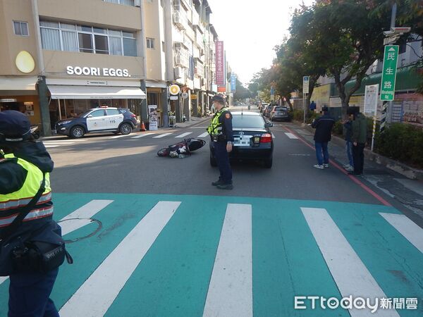 ▲▼台中男子遭機車撞倒在地。(圖/民眾提供,下同)