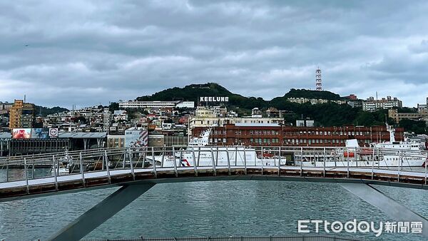 ▲基隆海洋廣場往港務大樓行人通道 1/7起封閉1個月。(圖/記者郭世賢翻攝)