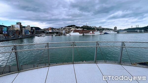 ▲基隆海洋廣場往港務大樓行人通道 1/7起封閉1個月。(圖/記者郭世賢翻攝)