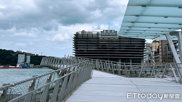 ▲基隆海洋廣場往港務大樓行人通道 1/7起封閉1個月。(圖/記者郭世賢翻攝)