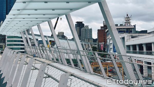 ▲基隆海洋廣場往港務大樓行人通道 1/7起封閉1個月。(圖/記者郭世賢翻攝)