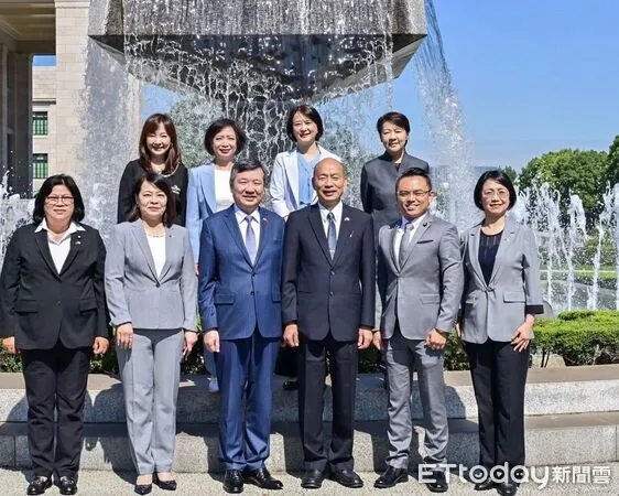 ▲▼ 立法院長韓國瑜去年9月率朝野立委赴日本國會外交,並在禮品店購買國會商品致贈給同行團圓 。(圖/國民黨立委洪孟楷提供)