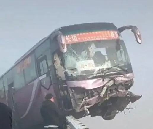 ▲▼陸黃河大橋連環撞!巴士車頭懸空險墜河。(圖/翻攝微博)