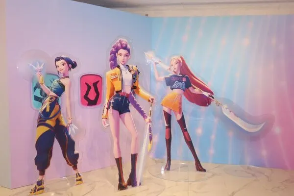 ▲▼「獵魔女團」官方快閃店現身中山!粉絲入場免費 主辦這點超貼心快閃店以HUNTR_X的的專機機艙,跟著電影中的故事線打造沉浸體驗全球限量周邊,主辦貼心分流確保每天的觀眾都有機會把Derpy Sussie帶回家民眾分流欣賞快閃店,感受沈浸氛圍。(圖/讀者提供)