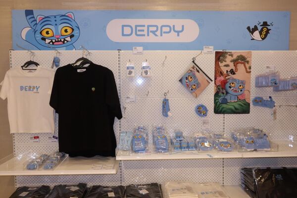 ▲▼「獵魔女團」官方快閃店現身中山!粉絲入場免費 主辦這點超貼心快閃店以HUNTR_X的的專機機艙,跟著電影中的故事線打造沉浸體驗全球限量周邊,主辦貼心分流確保每天的觀眾都有機會把Derpy Sussie帶回家民眾分流欣賞快閃店,感受沈浸氛圍。(圖/讀者提供)