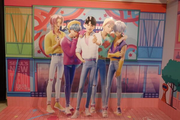 ▲▼「獵魔女團」官方快閃店現身中山!粉絲入場免費 主辦這點超貼心快閃店以HUNTR_X的的專機機艙,跟著電影中的故事線打造沉浸體驗全球限量周邊,主辦貼心分流確保每天的觀眾都有機會把Derpy Sussie帶回家民眾分流欣賞快閃店,感受沈浸氛圍。(圖/讀者提供)