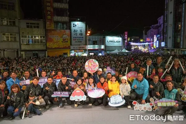 ▲縣長張麗善、斗六市長林聖爵等人出席啟燈儀式,與民眾一同迎接2026年。(圖/記者游瓊華翻攝)