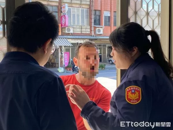 ▲外籍單車旅客迷途求助。(圖/記者楊晨東翻攝)