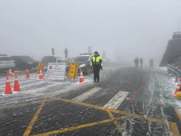 ▲▼合歡山女警辛苦執勤,引起關注。(圖/翻攝自臉書/中橫路況交通資訊站)