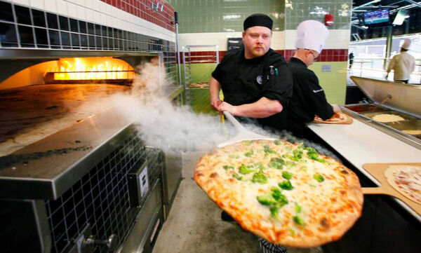 半夜披薩飆單竟是軍事信號?美軍空襲委內瑞拉 非官方數據暗示地緣衝突升級