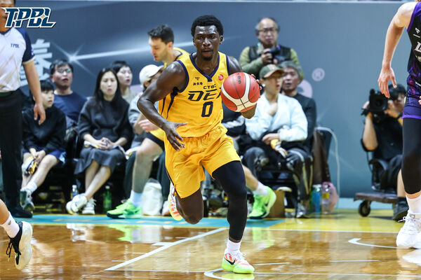 ▲王世堅特攻主場開球、阿巴西。(圖/TPBL職籃提供)