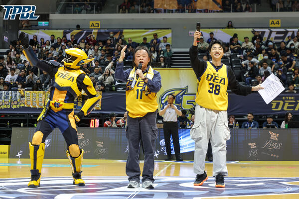 ▲王世堅特攻主場開球、阿巴西。(圖/TPBL職籃提供)