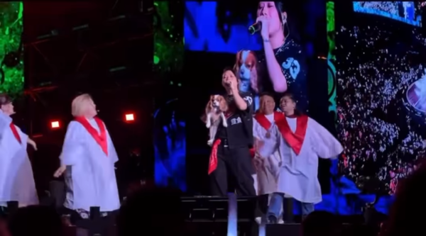 ▲▼葛仲珊唱台東跨年抱愛犬上台。(圖/翻攝自IG)