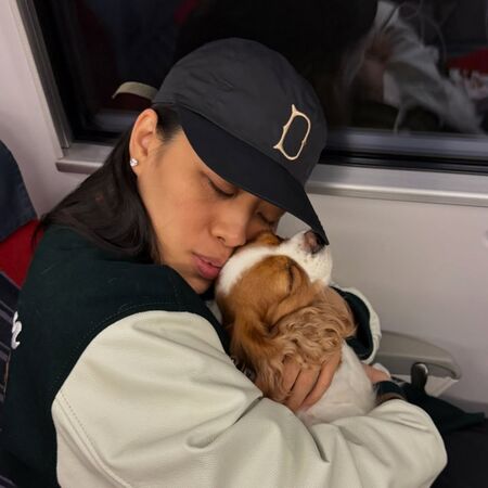 ▲▼葛仲珊唱台東跨年抱愛犬上台。(圖/翻攝自IG)