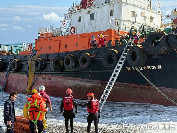 ▲▼巴拿馬籍貨輪「通鴻輪」在2艘拖船協助下實施脫淺作業。(圖/記者王兆麟翻攝,下同)