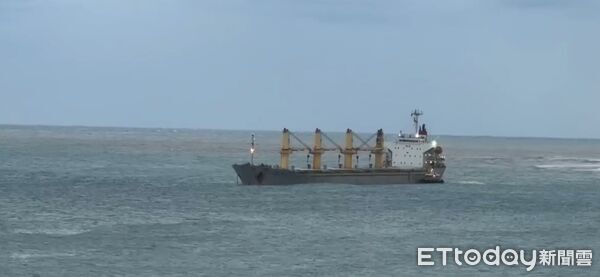 ▲▼巴拿馬籍貨輪「通鴻輪」在2艘拖船協助下實施脫淺作業。(圖/記者王兆麟翻攝,下同)