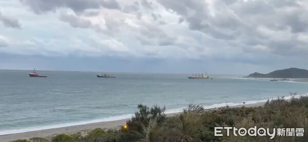 ▲▼巴拿馬籍貨輪「通鴻輪」在2艘拖船協助下實施脫淺作業。(圖/記者王兆麟翻攝,下同)