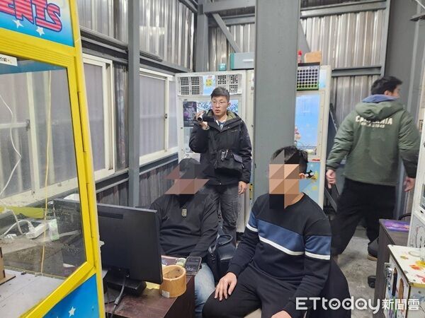 ▲警方完成蒐證,當場查獲賭客。(圖/桃園警分局提供)