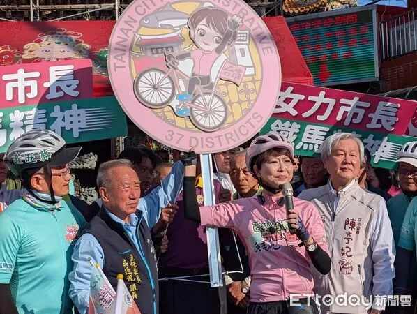 ▲立委陳亭妃「行動政府・行動正能量」37區鐵馬行動邁入第三天,持續騎進基層、傾聽民意,沿途獲得不少民眾加油打氣。(記者林東良翻攝,下同)