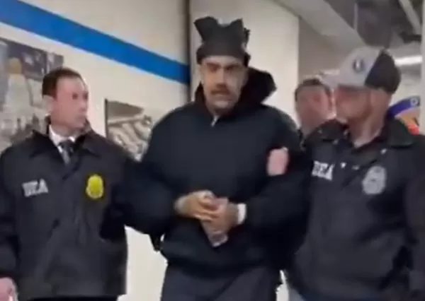 ▲▼委內瑞拉總統馬杜洛(Nicolás Maduro)上銬押解最新畫面。(圖/翻攝自X/@RapidResponse47)