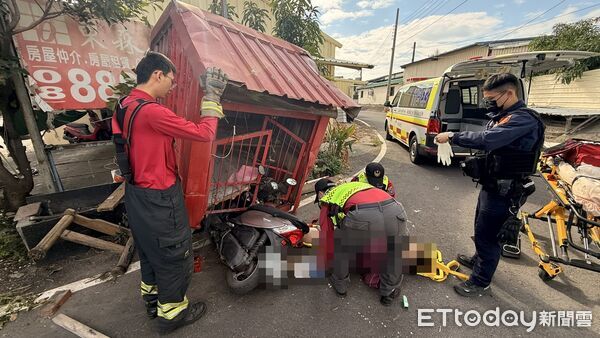 ▲▼ 屏東一名女騎士撞進路邊福德祠,左小腿遭夾困 。(圖/記者陳崑福翻攝)