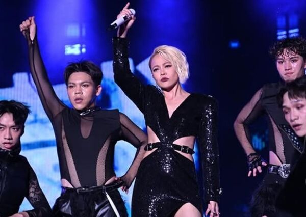 歌后戴愛玲在台東跨年演唱會舞台上,邊唱歌邊吃葡萄,被粉絲捕捉下趣味畫面,引發網友熱議。(翻攝自ig/_princess.ai)