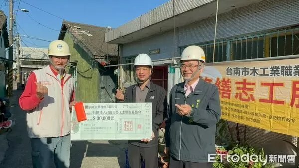 ▲台南市勞工局結合做工行善團志工,假日同步前往官田與麻豆修繕弱勢家庭住家,實踐「希望家園」理念。(記者林東良翻攝,下同)