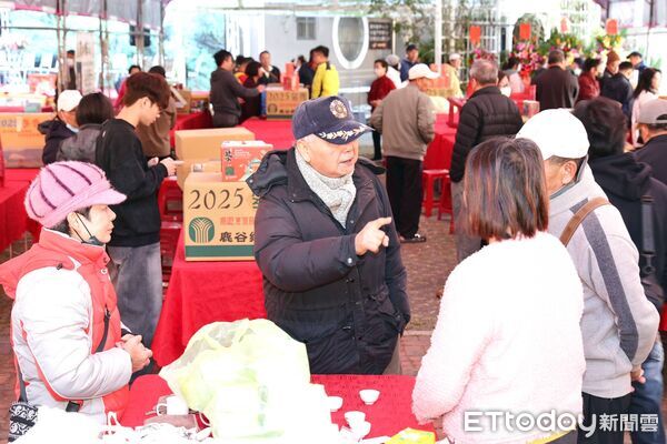 ▲鹿谷鄉農會、凍頂茶葉生產合作社舉辦冬茶賽頒獎展售。(圖/南投縣政府提供)