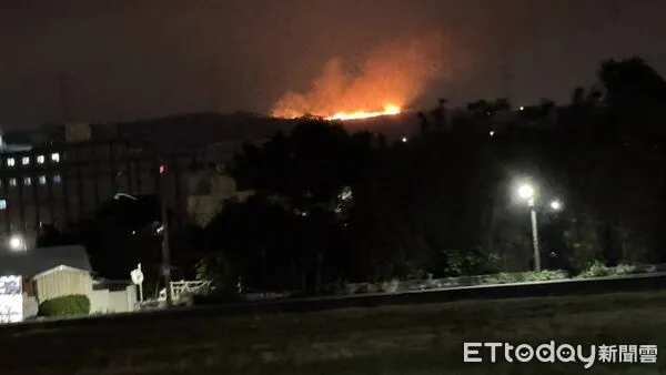 ▲▼台中沙鹿中航路火燒山,約千平方公尺雜草被燒。(圖/記者游瓊華翻攝)