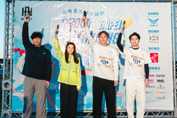 ▲「棒球英雄」林立(左起)、HOII后益林少萍董事長、展逸國際企業張憲銘董事長、鍇睿國際數位顏宥騫董事長在舞台上進行鳴槍起跑儀式。(圖/展逸國際提供)