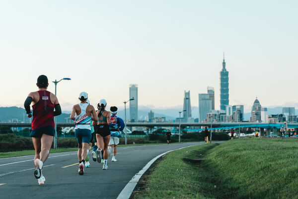▲穩步朝終點邁進的跑者們,象徵臺北的城市活力。(圖/展逸國際提供)