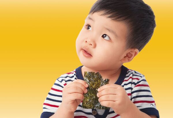 嬰幼兒長期食用重金屬超標的海苔,恐損及身體器官。示意畫面,圖非當事人。(東方IC)