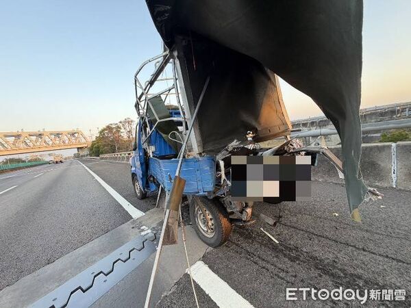 ▲▼國道4號台中神岡段嚴重追撞,1女噴飛躺車道命危。(圖/記者游瓊華翻攝)
