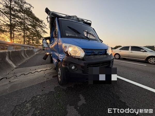 ▲▼國道4號台中神岡段嚴重追撞,1女噴飛躺車道命危。(圖/記者游瓊華翻攝)