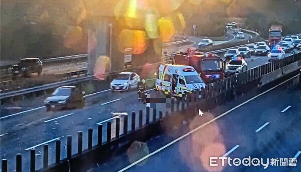 ▲▼國道4號台中神岡段嚴重追撞,1女噴飛躺車道命危。(圖/記者游瓊華翻攝)