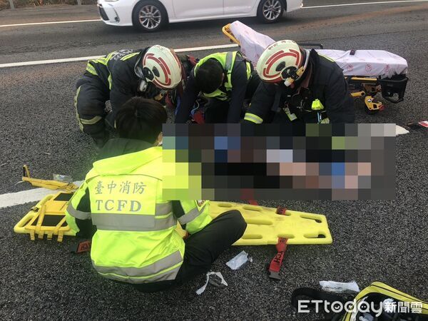 ▲▼國道4號台中神岡段嚴重追撞,1女噴飛躺車道命危。(圖/記者游瓊華翻攝)