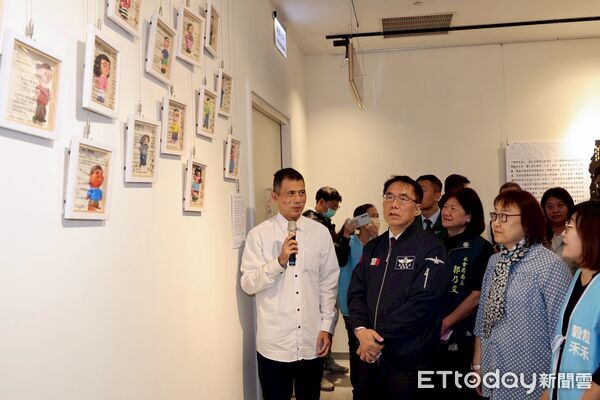 ▲台南市長黃偉哲4日到南紡購物中心參觀知南會所藝術展,肯定精神障礙者透過創作展現復元韌性。(記者林東良翻攝,下同)