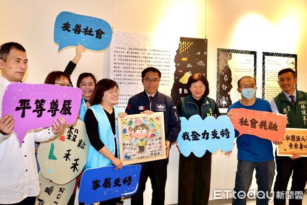 ▲台南市長黃偉哲4日到南紡購物中心參觀知南會所藝術展,肯定精神障礙者透過創作展現復元韌性。(記者林東良翻攝,下同)