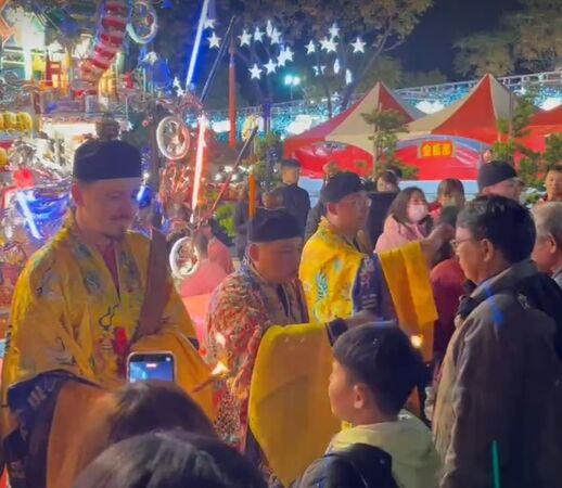 ▲彰化溪湖建醮奉天宮出現一名來自捷克法師。(圖/廟方提供)