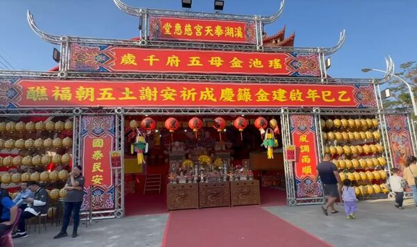 ▲▲彰化溪湖建醮奉天宮出現一名來自捷克法師。(圖/廟方提供)