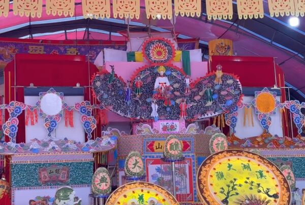 ▲▲彰化溪湖建醮奉天宮出現一名來自捷克法師。(圖/廟方提供)