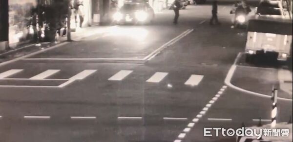 ▲北市中山區4日凌晨一輛黑色賓士車遭潑灑穢物,車主無奈報警。(圖/記者張君豪翻攝)