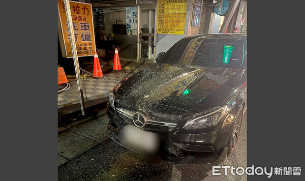 ▲北市中山區4日凌晨一輛黑色賓士車遭潑灑穢物,車主無奈報警。(圖/記者張君豪翻攝)