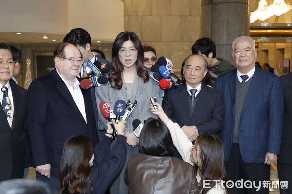 ▲▼國民黨鄭麗文主席率副主席兼秘書長李乾龍、副主席季麟連、張榮恭、蕭旭岑、文傳會主委吳宗憲,前往宏國大樓拜會前立法院長王金平,並致贈最高顧問聘書。(圖/記者湯興漢攝)