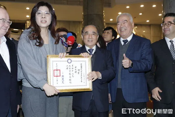 ▲▼國民黨鄭麗文主席率副主席兼秘書長李乾龍、副主席季麟連、張榮恭、蕭旭岑、文傳會主委吳宗憲,前往宏國大樓拜會前立法院長王金平,並致贈最高顧問聘書。(圖/記者湯興漢攝)