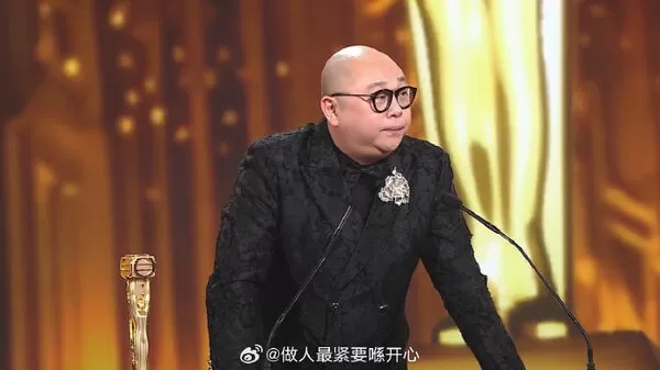 ▲林盛斌敲爛獎盃。(圖/翻攝自微博)